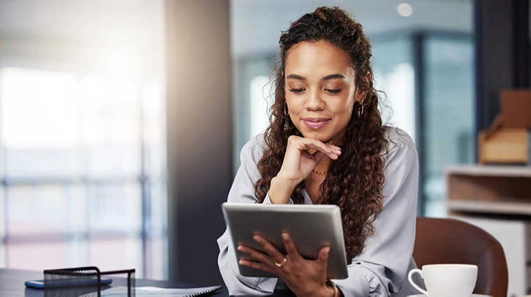 Mulher olhando para tablet para configurar caixas de e-mail