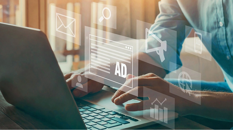 Projeções digitais com símbolos de marketing fora da tela de um notebook