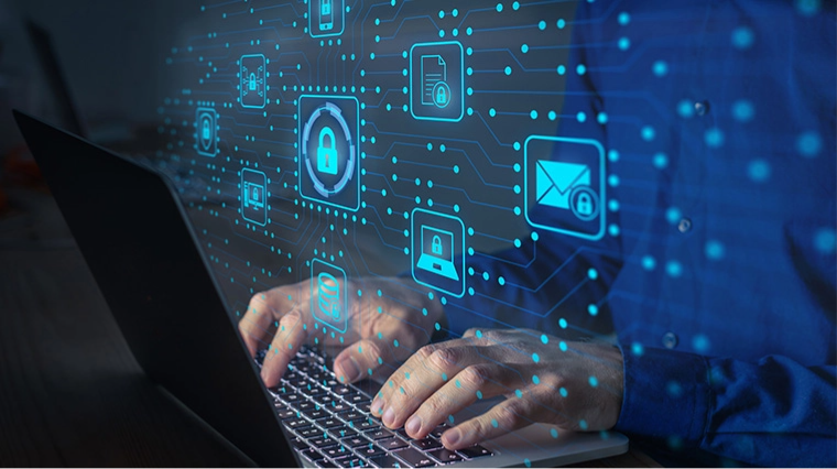 Projeções digitais com símbolos de segurança de email fora da tela de um laptop